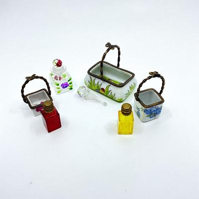 Sale Photo Thumbnail #665: one basket is missing bottoms, but has stoppers
largest trinket is measuring, 2.5" in width, 1.5" in depth, 2.5" in height