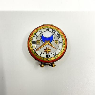 Sale Photo Thumbnail #669: Signed by F.R.
Measurements:
1.25" in diameter, 0.75" in height