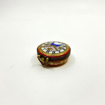 Sale Photo Thumbnail #668: Signed by F.R.
Measurements:
1.25" in diameter, 0.75" in height