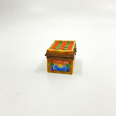 Sale Photo Thumbnail #695: signed by R.V.
Measurements:
1.75" in width, 1" in depth, 1" in height
