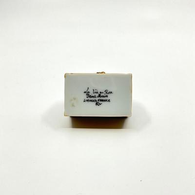 Sale Photo Thumbnail #697: signed by R.V.
Measurements:
1.75" in width, 1" in depth, 1" in height
