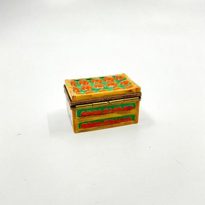 Sale Photo Thumbnail #694: signed by R.V.
Measurements:
1.75" in width, 1" in depth, 1" in height