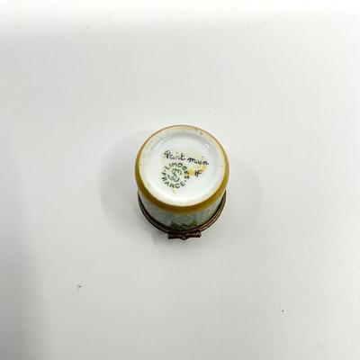 Sale Photo Thumbnail #700: Signed by I.F.
Measurements:
1.5" in height, 1.25" in diameter