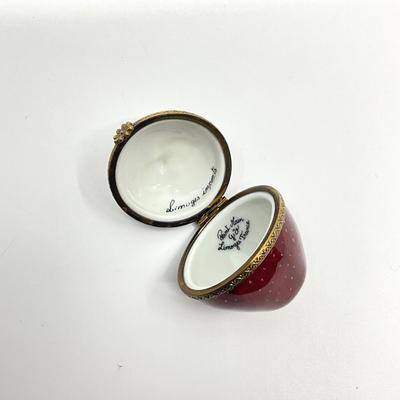 Sale Photo Thumbnail #734: Signed by G.V.
Measurements:
2" in height, 1.75" in diameter