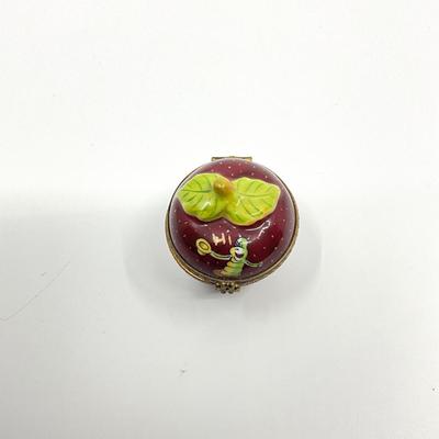 Sale Photo Thumbnail #733: Signed by G.V.
Measurements:
2" in height, 1.75" in diameter