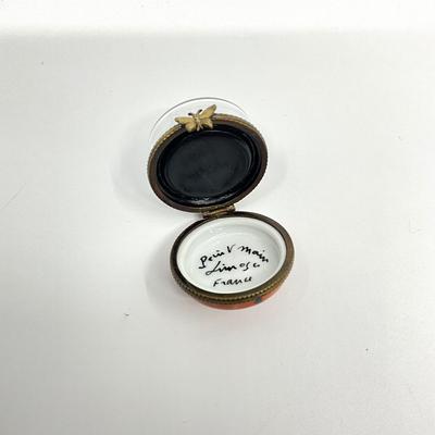 Sale Photo Thumbnail #737: measurements:
1.5" in diameter, 1" in height