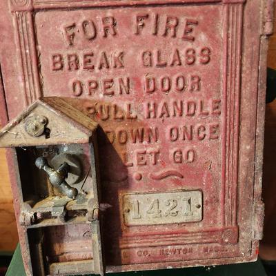 Vintage Cast Iron Gamewell Fire Alarm Call Box Insides intact Box # 1421