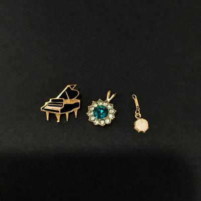 Vintage pendant and pin lot
