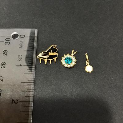 Vintage pendant and pin lot