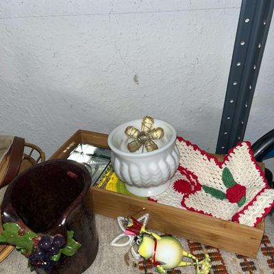 Sale Photo Thumbnail #33: Baskets and other misc décor