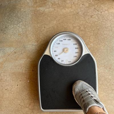 Sale Photo Thumbnail #226: Analog weight scale