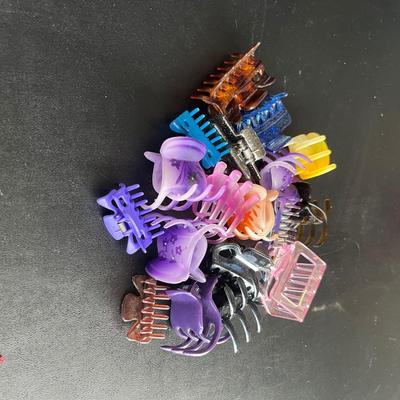 Sale Photo Thumbnail #267: A whole bunch of hairclips
