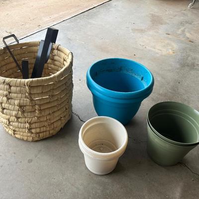 Sale Photo Thumbnail #389: Large basket planter and plastic pots, metal wreath holders