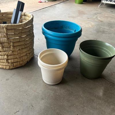 Sale Photo Thumbnail #390: Large basket planter and plastic pots, metal wreath holders