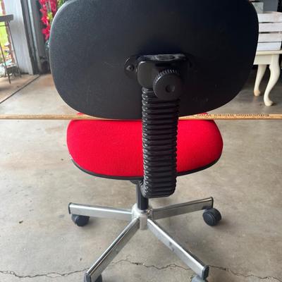 Sale Photo Thumbnail #554: Small red office chair