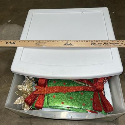 Sale Photo Thumbnail #565: Metal presents, beautiful ornaments, magnets in tin box and much more