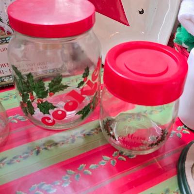 Christmas Kitchen & Tabletop Décor Lot – Serveware, Linens, Mugs & More!