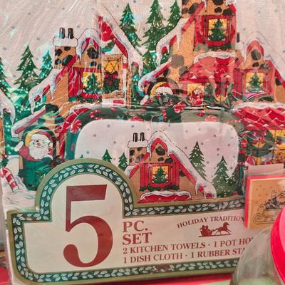 Christmas Kitchen & Tabletop Décor Lot – Serveware, Linens, Mugs & More!