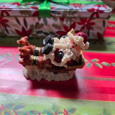 Christmas Kitchen & Tabletop Décor Lot – Serveware, Linens, Mugs & More!