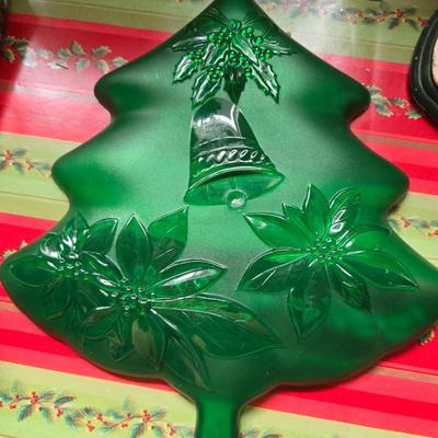Christmas Kitchen & Tabletop Décor Lot – Serveware, Linens, Mugs & More!