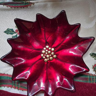 Christmas Kitchen & Tabletop Décor Lot – Serveware, Linens, Mugs & More!