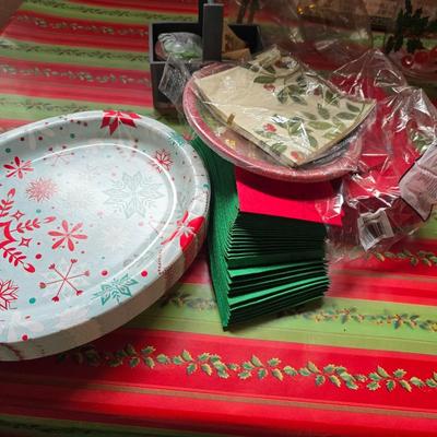 Christmas Kitchen & Tabletop Décor Lot – Serveware, Linens, Mugs & More!