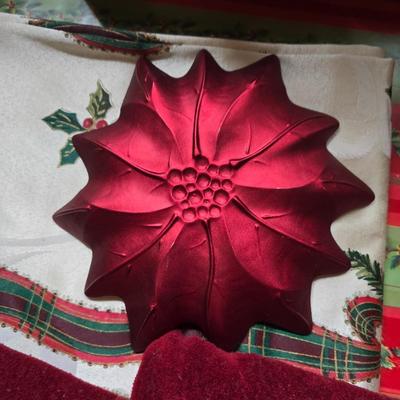Christmas Kitchen & Tabletop Décor Lot – Serveware, Linens, Mugs & More!