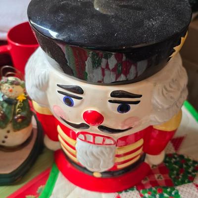 Christmas Kitchen & Tabletop Décor Lot – Serveware, Linens, Mugs & More!