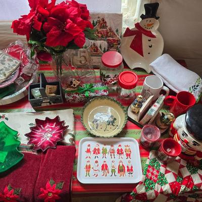 Christmas Kitchen & Tabletop Décor Lot – Serveware, Linens, Mugs & More!