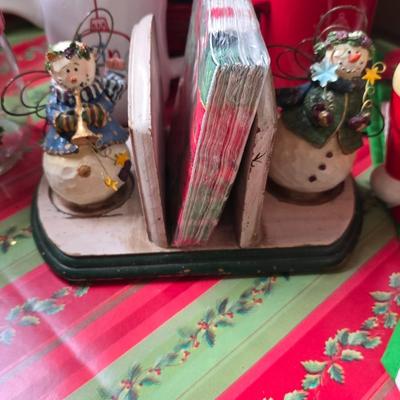 Christmas Kitchen & Tabletop Décor Lot – Serveware, Linens, Mugs & More!