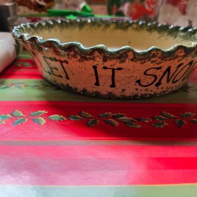 Christmas Kitchen & Tabletop Décor Lot – Serveware, Linens, Mugs & More!