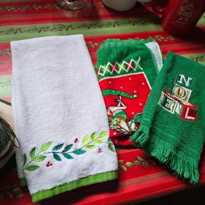 Christmas Kitchen & Tabletop Décor Lot – Serveware, Linens, Mugs & More!