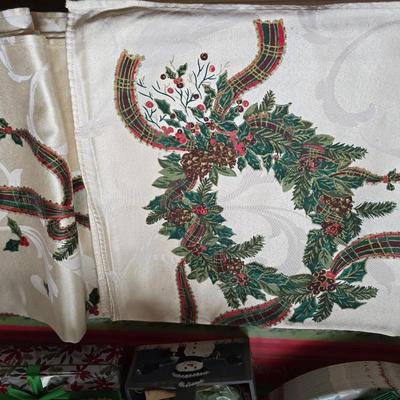Christmas Kitchen & Tabletop Décor Lot – Serveware, Linens, Mugs & More!