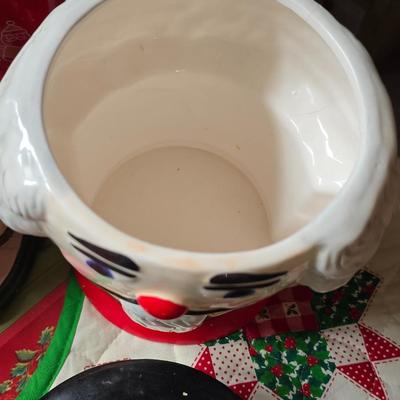 Christmas Kitchen & Tabletop Décor Lot – Serveware, Linens, Mugs & More!