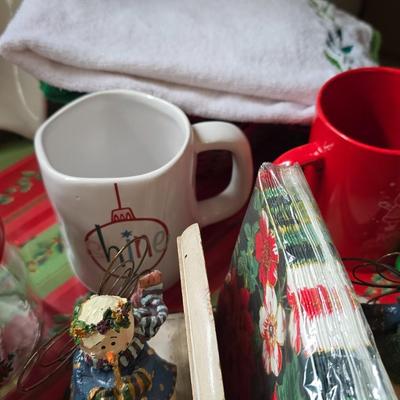 Christmas Kitchen & Tabletop Décor Lot – Serveware, Linens, Mugs & More!