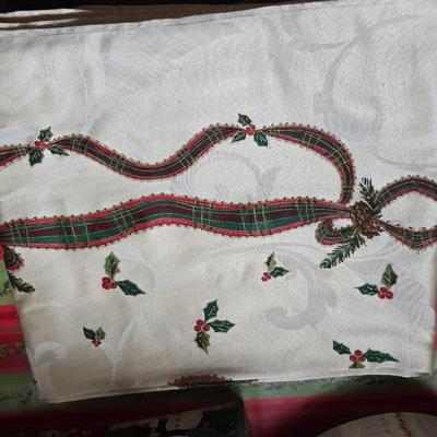 Christmas Kitchen & Tabletop Décor Lot – Serveware, Linens, Mugs & More!