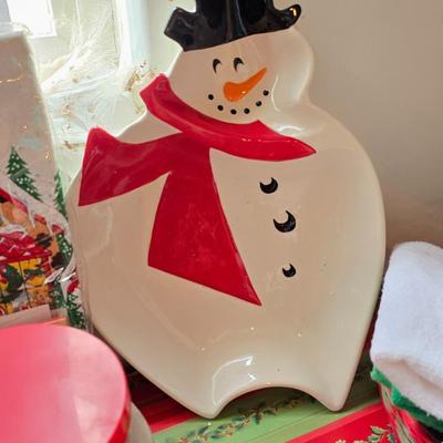Christmas Kitchen & Tabletop Décor Lot – Serveware, Linens, Mugs & More!