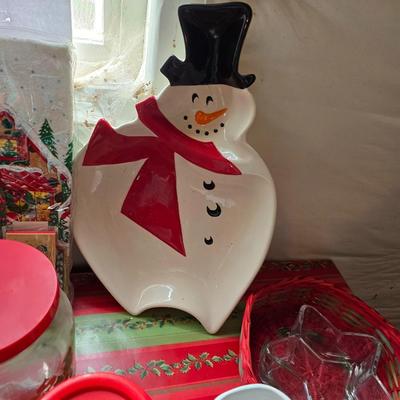 Christmas Kitchen & Tabletop Décor Lot – Serveware, Linens, Mugs & More!