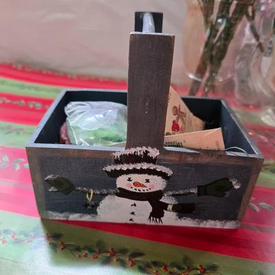 Christmas Kitchen & Tabletop Décor Lot – Serveware, Linens, Mugs & More!