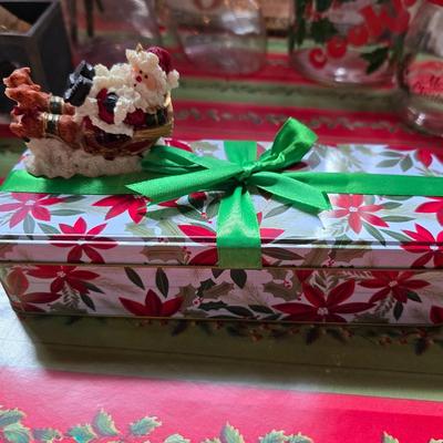 Christmas Kitchen & Tabletop Décor Lot – Serveware, Linens, Mugs & More!