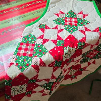 Christmas Kitchen & Tabletop Décor Lot – Serveware, Linens, Mugs & More!