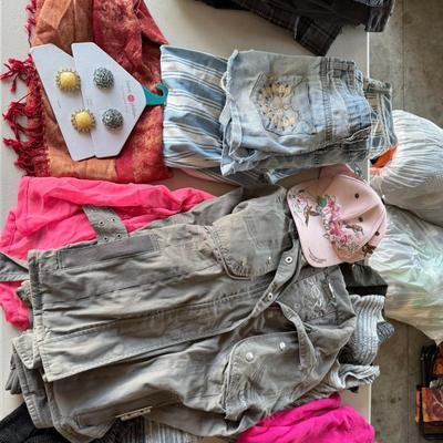 Sale Photo Thumbnail #105: Women's Clothes Lot (Sm-XL) 
Pants 0-6