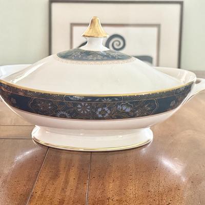 Sale Photo Thumbnail #81: Royal Doulton Carlyle covered vegetable serving dish. Dimensions: Tureen 12”w x 7.5”d 
In very good/excellent condition.