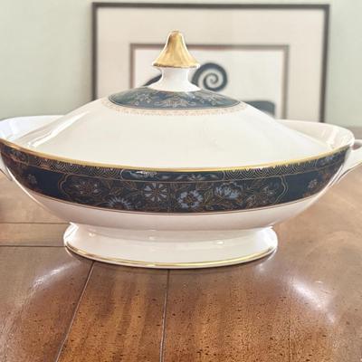 Sale Photo Thumbnail #82: Royal Doulton Carlyle covered vegetable serving dish. Dimensions: Tureen 12”w x 7.5”d 
In very good/excellent condition.