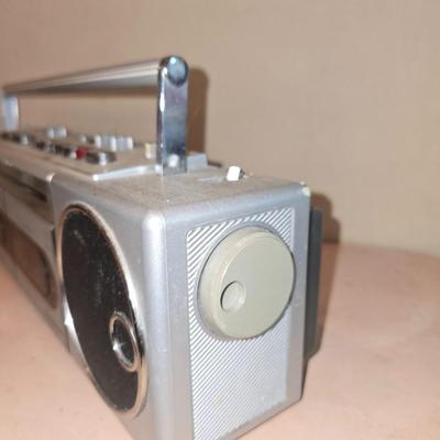 Vintage Panasonic Boombox & GE AM/FM Radio – Retro Electronics with two sets of earphones