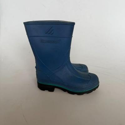 Sale Photo Thumbnail #268: Durable blue Northerner brand rubber boots. Great for rain or garden play.