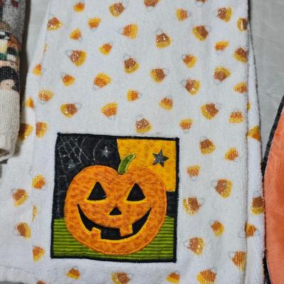 Large Halloween Décor Lot – Towels, Plush, Lights & More (65 Qt Tote Included)