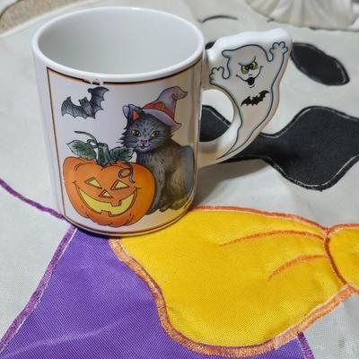 Large Halloween Décor Lot – Towels, Plush, Lights & More (65 Qt Tote Included)
