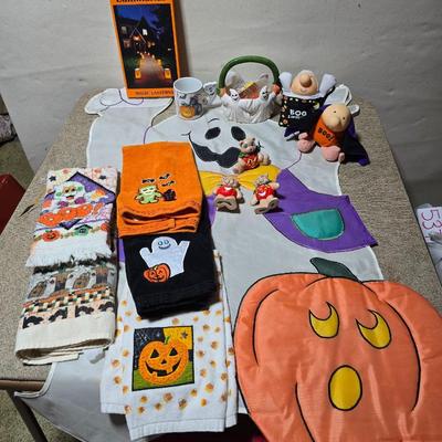 Large Halloween Décor Lot – Towels, Plush, Lights & More (65 Qt Tote Included)