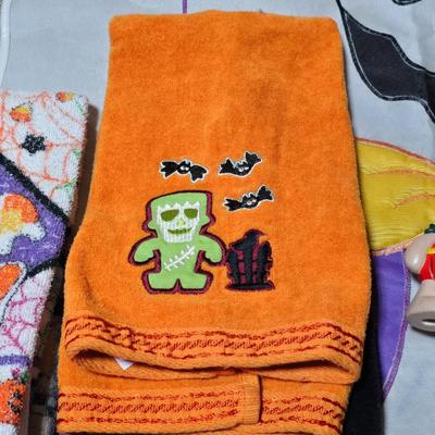 Large Halloween Décor Lot – Towels, Plush, Lights & More (65 Qt Tote Included)